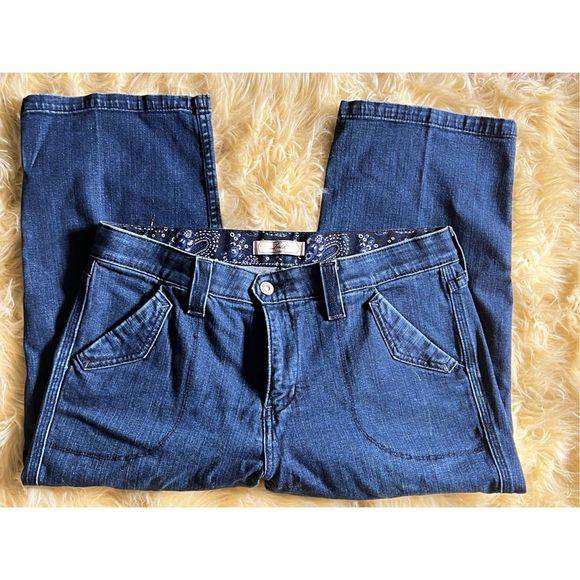 Woman’s Levi Capri Jeans Size 12 - Picture 1 of 10